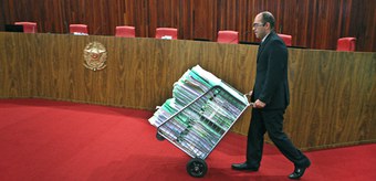Assessor do TSE chega ao plenário com os processos  da Aije 194358 antes do início da sessão plenária