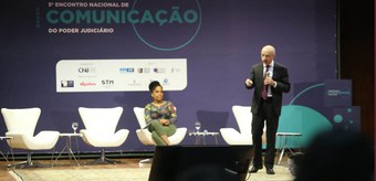 Juiz auxiliar da presidência Ricardo Fioreze e a assessora-chefe de Comunicação, Ana Cristina Rosa, participam de painel