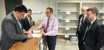 Jair Bolsonaro entrega prestação de contas de campanha ao TSE