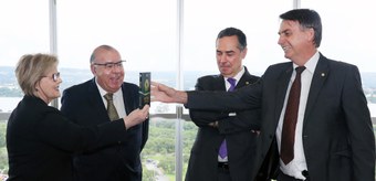 Presidente do TSE recebe Jair Bolsonaro em visita de cortesia