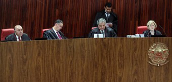 Plenário julga improcedente ação de investigação contra Bolsonaro por abuso de poder econômico